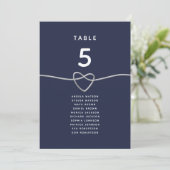Trouwtafelstoelindeling met marineblauw hart (Staand voorkant)