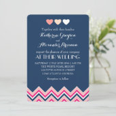 Trouwuitnodiging in Navyblauw en Roze Chevron Love Kaart (Staand voorkant)