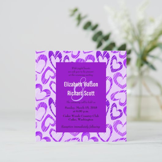 Trouwuitnodiging met paarse harten kaart (Staand voorkant)