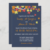 Trouwuitnodiging met vallende esdoornbladeren in m kaart (Voorkant / Achterkant)