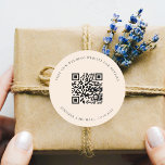 Trouwwebsite crème QR details informatie rsvp Ronde Sticker<br><div class="desc">Voeg je URL toe voor je trouwwebsite. Voor informatie,  details,  online rsvp. Een beige,  crèmekleurige achtergrond.</div>