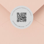 Trouwwebsite QR code details rsvp grijs Ronde Sticker<br><div class="desc">Voeg je URL toe voor je trouwwebsite. Voor informatie,  details,  online rsvp. Een lichtgrijze achtergrond,  zwarte tekst.</div>