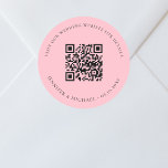 Trouwwebsite QR code details rsvp roze Ronde Sticker<br><div class="desc">Voeg je URL toe voor je trouwwebsite. Voor informatie,  details,  online rsvp. Een roze gekleurde achtergrond,  zwarte tekst.</div>