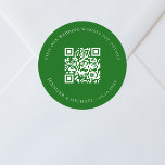 Trouwwebsite QR code details rsvp smaragdgroen Ronde Sticker<br><div class="desc">Voeg je URL toe voor je trouwwebsite. Voor informatie,  details,  online rsvp. Een smaragdgroene achtergrond,  witte tekst.</div>