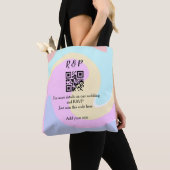 Trouwwebsite RSVP Q R code voeg naamtekst toe Tote Bag (Dichtbij)