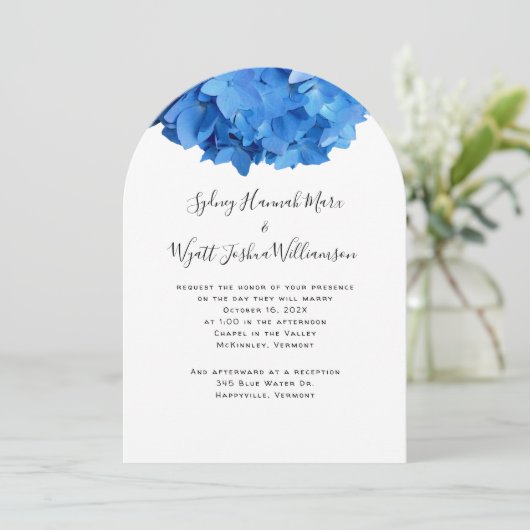 True Blue Hydrangea Wedding Couple die uitnodigt Kaart (Staand voorkant)
