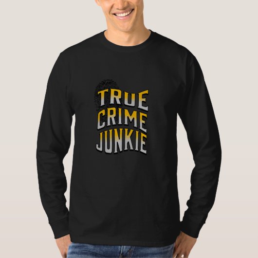 TRUE CRIME JUNKIE_1 T-SHIRT (Voorkant)