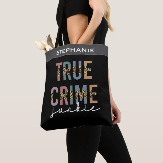 True Crime Junkie | Shows van moordcriminaliteit L Tote Bag (Dichtbij)