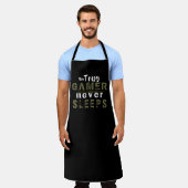 True Gamer slaapt nooit in Typografie Gamer Apron Schort (Gedragen)
