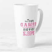 True Gamer slaapt nooit met roze meisjesgamer Latte Mok (Rechterhoek)