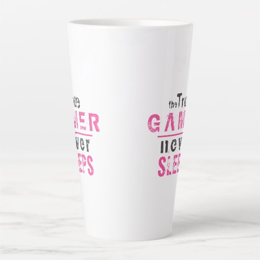 True Gamer slaapt nooit met roze meisjesgamer Latte Mok (Voorkant)