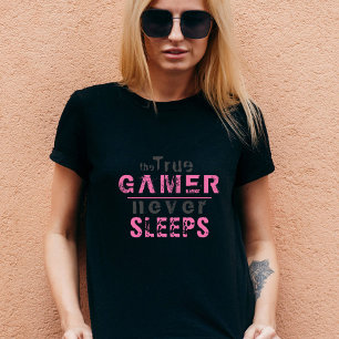 True Gamer slaapt nooit met roze Typografie Gamer T-shirt