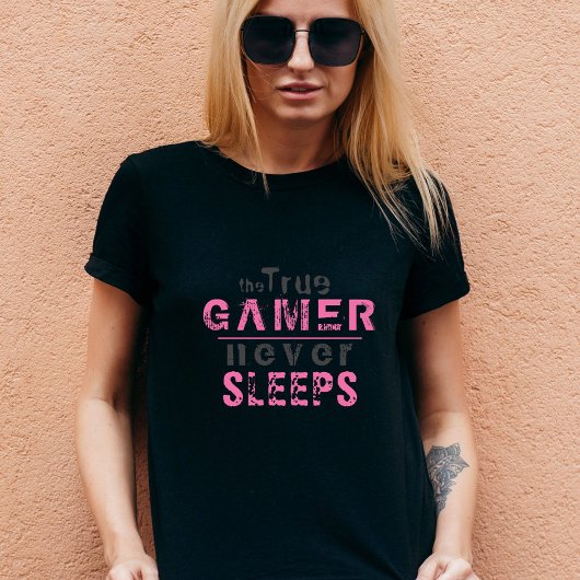 True Gamer slaapt nooit met roze Typografie Gamer T-shirt