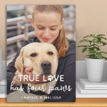 True Love heeft 4 Paws Custom Pet Hondenliefhebber Fotoplaat<br><div class="desc">True Love heeft vier poten. Viel je beste vriend met een aangepaste unieke foto-plak en keepomwille. Verrassend je favoriete hondenliefhebber, of het nu een verjaardag, Moederdag, Valentijnsdag of Kerstmis is met deze schattige liefdesfoto-hondplaatje. Deze True Love with paw print design dog foto deken is het perfecte cadeau voor jezelf, familie...</div>