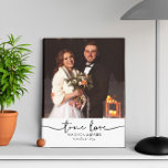 True Love Wedding Photo Canvas Afdruk<br><div class="desc">Trouwfotodoek voor pasgetrouwde of getrouwde stellen. Ware liefde is gegraveerd in handgeschreven typografie en de sjabloon is ingesteld voor u om de namen en trouwdatum van het pas getrouwde paar toe te voegen.</div>