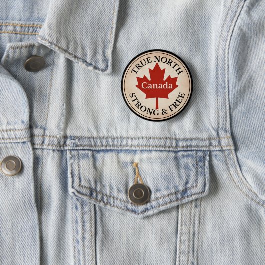 True North Strong and Free Ronde Button 5,7 Cm (In situ)