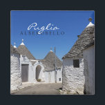 Trulli huizen in Alberobello, Puglia tekst magneet<br><div class="desc">Souvenir fotomagneet met traditionele witte pleistertrulli huizen met stenen tegels in conische daken in een kleine straat in de stad Alberobello, Itriavallei in Puglia, Italië met de tekst: 'Puglia, Alberobello'.</div>