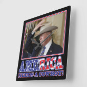 Trump 2020 Amerika heeft een Cowboy nodig Vierkante Klok (Hoek)