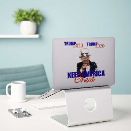 TRUMP 2020 HOUDT AMERIKA GEWELDIG STICKER (Laptop op bureau)