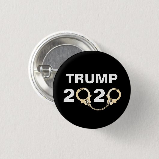 Trump 2020 met handboeien ronde button 3,2 cm (Voorkant /achterkant)