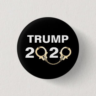 Trump 2020 met handboeien ronde button 3,2 cm