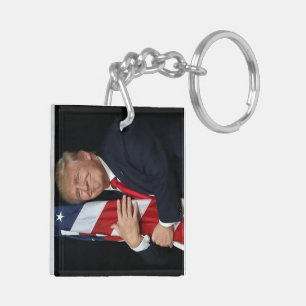Trump 2020 - Trump Hugging the American Flag Sleutelhanger