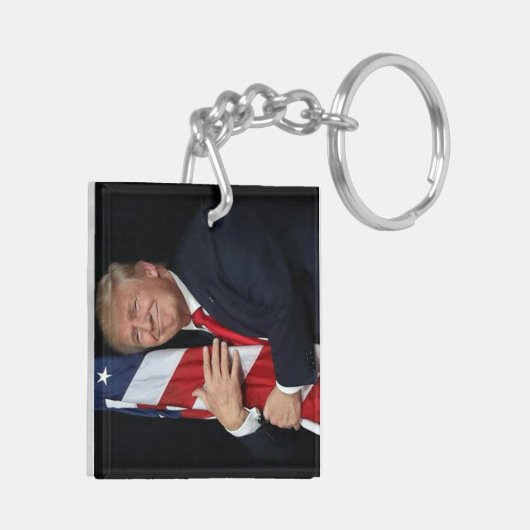 Trump 2020 - Trump Hugging the American Flag Sleutelhanger (Achterkant Links)