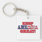 Trump 2020 - Trump Hugging the American Flag Sleutelhanger (Voorkant)