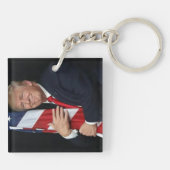 Trump 2020 - Trump Hugging the American Flag Sleutelhanger (Achterkant)