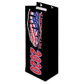 Trump 2020 Trump Hugging the American Flag Wijn Cadeautas (Achterkant Gekanteld)