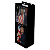 Trump 2020 Trump Hugging the American Flag Wijn Cadeautas (Voorkant Gekanteld)