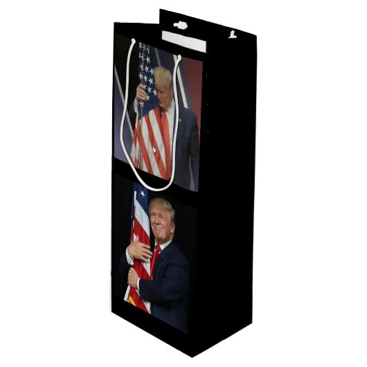 Trump 2020 Trump Hugging the American Flag Wijn Cadeautas (Voorkant Gekanteld)