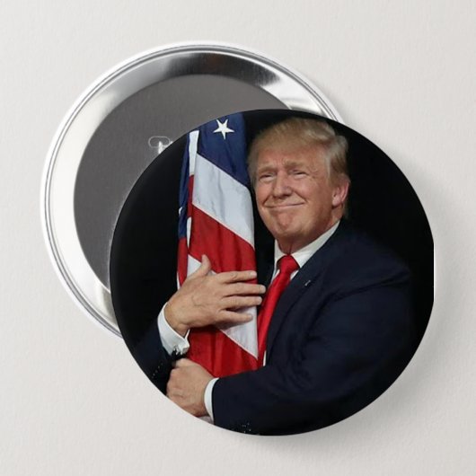 Trump 2020 Trump Hugging the Flag Ronde Button 4,0 Cm (Voorkant /achterkant)