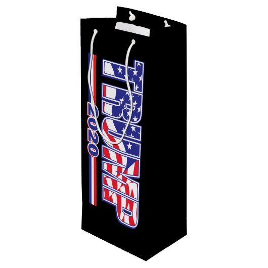 Trump 2020 Trump omhelst de Vlag Wijn Cadeautas (Achterkant Gekanteld)