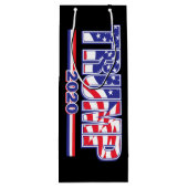 Trump 2020 Trump omhelst de Vlag Wijn Cadeautas (Achterkant)