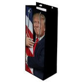 Trump 2020 Trump omhelst de Vlag Wijn Cadeautas (Voorkant Gekanteld)
