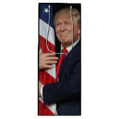 Trump 2020 Trump omhelst de Vlag Wijn Cadeautas (Voorkant)