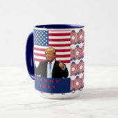 Trump 2024 duimen omhoog Amerikaanse vlag Mok (Voorkant links)