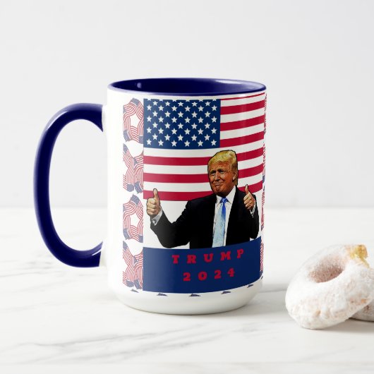 Trump 2024 duimen omhoog Amerikaanse vlag Mok (Met donut)