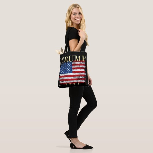 Trump 2024 Elegante gouden  Amerikaanse vlag Tote Bag (Op model)
