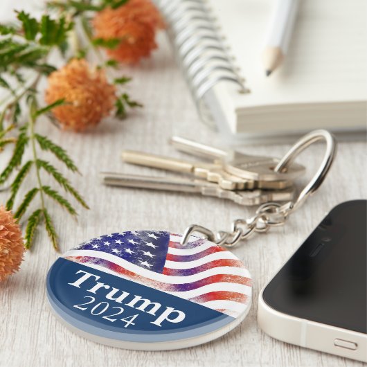 Trump 2024 Faded Amerikaanse vlag campagne Sleutelhanger (Voorkant Rechts)