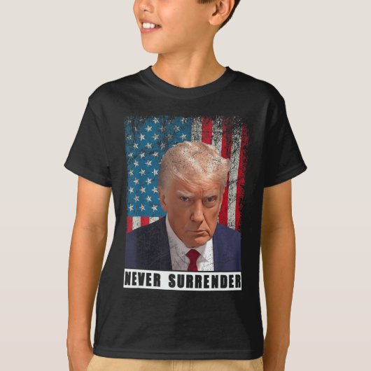 Trump 2024 Mok Shot President Never Surrender Flag T-shirt (Voorkant)