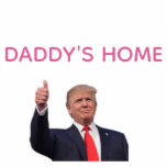 Trump 2024 neemt Amerika terug naar huis Staand Fotobeeldje<br><div class="desc">Ik hou ervan als ik 's ochtends wakker word en Donald Trump is president!</div>