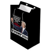Trump 2024 Nog steeds Staande President Verkiezing Medium Cadeauzakje (Voorkant Gekanteld)