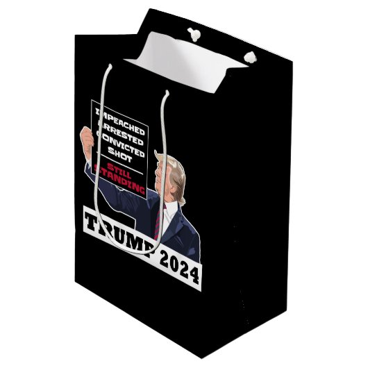 Trump 2024 Nog steeds Staande President Verkiezing Medium Cadeauzakje (Voorkant Gekanteld)