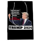 Trump 2024 Nog steeds Staande President Verkiezing Medium Cadeauzakje (Voorkant)