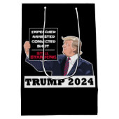 Trump 2024 Nog steeds Staande President Verkiezing Medium Cadeauzakje (Achterkant)