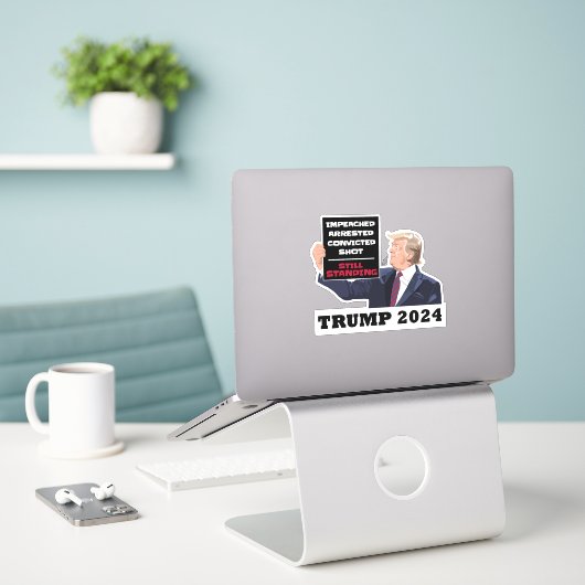 Trump 2024 Nog steeds Staande President Verkiezing Sticker (Laptop op bureau)