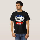 Trump 2024 voor President Amerikaanse vlag Button T-shirt (Voorkant volledig)