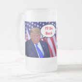 Trump 2024 zal terug zijn matglas bierpul (Voorkant links)